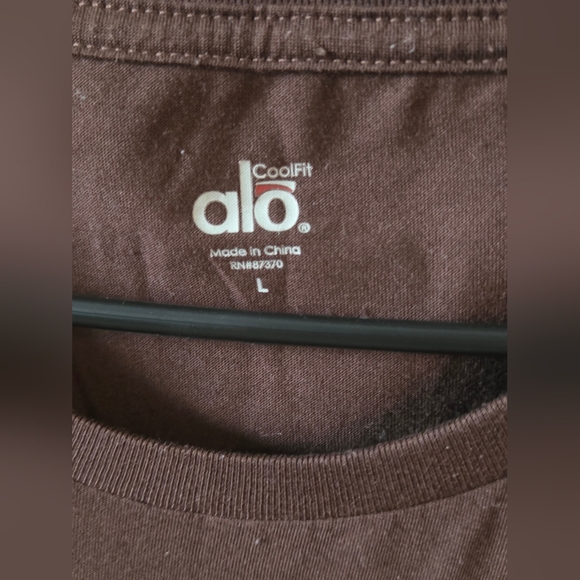 ALO Coolfit Chocolate Short Sleeve Tee - Picture 3 of 4